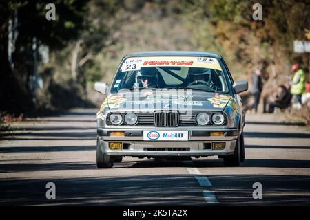 Novella, Corsica, Francia - 7th ottobre 2022: Dede Papini compete in una BMW 325i nel 2022 Tour de Corse Historique. Foto Stock