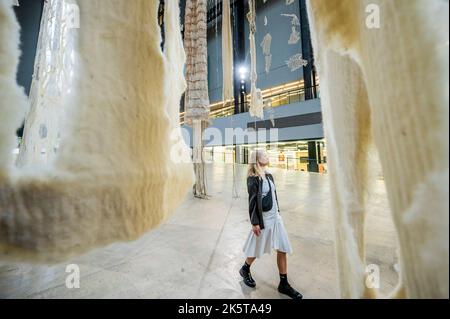 Londra, Regno Unito. 10th Ott 2022. Commissione Hyundai: Cecilia Vicuña, Brain Forest Quipu, nella sala turbine a Tate Modern. In mostra dal 11 ottobre 2022 al 16 aprile 2023. Credit: Guy Bell/Alamy Live News Foto Stock