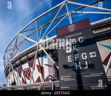 Londra, Regno Unito. 10th Ott 2022. Lo stadio di Londra per la partita della Premier League tra West Ham United e Fulham allo stadio di Londra, Queen Elizabeth Olympic Park, Londra, Inghilterra il 9 ottobre 2022. Foto di Phil Hutchinson. Solo per uso editoriale, licenza richiesta per uso commerciale. Non è utilizzabile nelle scommesse, nei giochi o nelle pubblicazioni di un singolo club/campionato/giocatore. Credit: UK Sports Pics Ltd/Alamy Live News Foto Stock