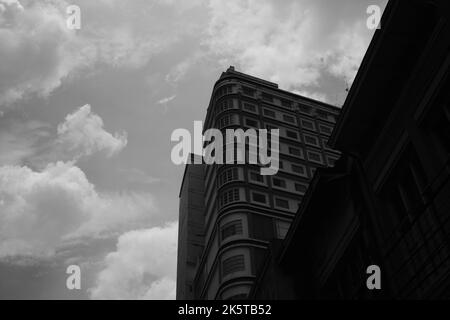 Alloggio moderno, foto monocromatica di una vista di un edificio di appartamenti con uno sfondo di cielo chiaro durante il giorno nella zona di Bandung - Indonesia Foto Stock