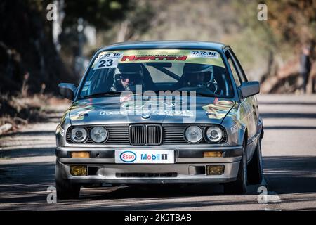 Novella, Corsica, Francia - 7th ottobre 2022: Dede Papini compete in una BMW 325i nel 2022 Tour de Corse Historique. Foto Stock