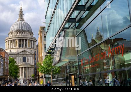 LONDRA - 21 maggio 2022: Finestra dell'Esercito della salvezza e Cattedrale di San Paolo Foto Stock