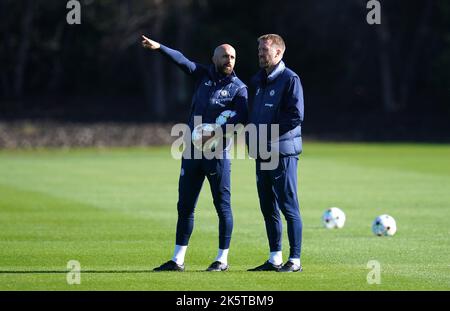 Thomas Tuchel, direttore del Chelsea (a destra) e assistente tecnico Bruno Saltor Grau durante una sessione di formazione presso il Cobham Training Centre di Stoke d'Abernon. Data immagine: Lunedì 10 ottobre 2022. Foto Stock