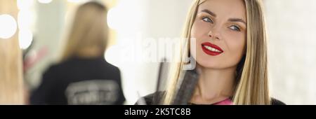 Sorridente ragazza parrucchiere con pettini diversi, primo piano Foto Stock