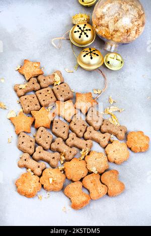 Doggie trattare scatola di Natale in ambiente rustico festivo con campane jingle Foto Stock