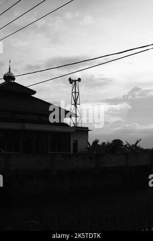 Moschea Silhouette, foto di Silhouette di una moschea sul bordo di un campo di riso nella zona di Cikancung - Indonesia Foto Stock