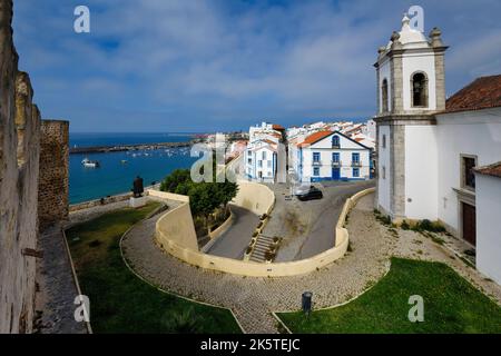 Vista panoramica sul centro storico della città e sulla chiesa di San Salvador, Sines, Alentejo, Portogallo Foto Stock