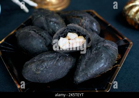 Torta di carne nera. Piatti per Halloween. Kibinai, kybyn, o kibin- una torta di carne, un piatto nazionale dei Karaiti lituani. Panino a fette. Pollo visibile fi Foto Stock