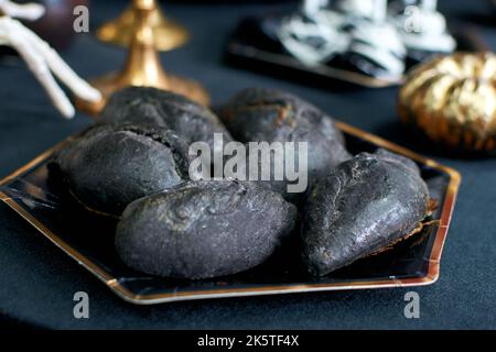 Torta di carne nera. Piatti per Halloween. Kibinai, kybyn, o kibin- una torta di carne, un piatto nazionale dei Karaiti lituani. Foto Stock