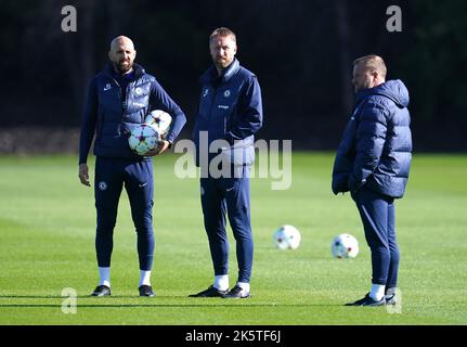 Il direttore di Chelsea Graham Potter (al centro) con gli assistenti Salot Grau (a sinistra) e Billy Reid durante una sessione di allenamento al Cobham Training Centre, Stoke d'Abernon. Data immagine: Lunedì 10 ottobre 2022. Foto Stock