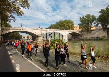 Roma, Italia - 2022 ottobre - persone che svolgono attività fisica lungo il Tevere Foto Stock