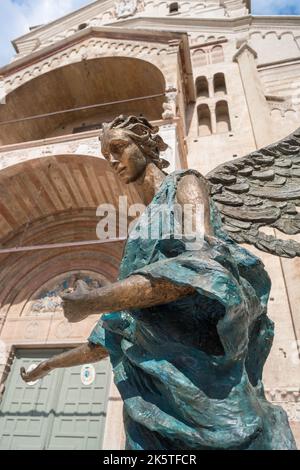 Angelo Verona, vista della scultura intitolata Angelo Blu di Albano poli (2015) situata vicino all'ingresso della cattedrale in Piazza Duomo, Verona Italia Foto Stock