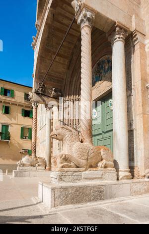 Verona Piazza Duomo, vista di un paio di griffini in marmo del 12th° secolo in Piazza Duomo che custodisce l'ingresso ovest del Duomo di Verona Foto Stock