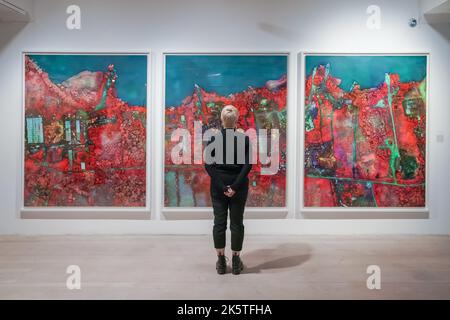 Londra, Regno Unito. 10th ottobre 2022. Broken Spectre di Richard mosse a 180 Studios, The Strand. Il nuovo lavoro fotografico a infrarossi ariel dell’artista mosse esplora le sfide intrinseche della rappresentazione del cambiamento climatico nelle profondità della foresta pluviale brasiliana. Credit: Guy Corbishley/Alamy Live News Foto Stock