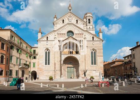 Cattedrale di Verona, vista in estate attraverso Piazza Duomo verso la facciata ovest del Duomo - Cattedrale di Santa Maria Matricolare, Verona, Italia Foto Stock