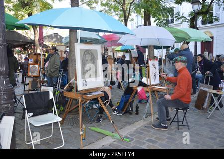 Parigi, Francia - 22 ottobre 2021: Place du Tertre a Montmartre, Parigi con artisti di strada e dipinti Foto Stock