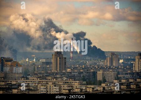 Kiev, Ucraina. 10th Ott 2022. KIEV, UCRAINA - 10 OTTOBRE 2022 - il fumo nero sale sulla capitale Ucraina a seguito degli attacchi missilistici russi, Kiev, capitale dell'Ucraina. Credit: Ukrinform/Alamy Live News Foto Stock