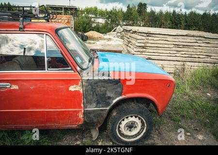 una vecchia auto classica rotta abbandonata sulla strada. macchina vecchia inossidabile Foto Stock