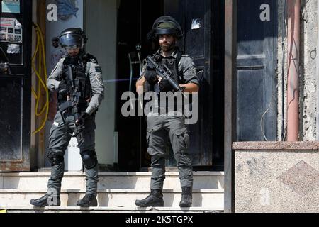 Gerusalemme, Israele. 10th Ott 2022. I soldati israeliani sono in guardia durante un'operazione di ricerca per lo sparatutto dell'attacco da tiro di sabato nel campo profughi di Shuafat. Le forze di difesa israeliane e la polizia di frontiera stanno cercando il sospettato cannoniere dietro l'attacco da tiro di sabato a un punto di controllo a Gerusalemme est, dove un soldato israeliano è stato ucciso e un altro è stato gravemente ferito. Credit: Ilia Yefimovich/dpa/Alamy Live News Foto Stock