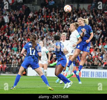 LONDRA INGHILTERRA - OTTOBRE 07:L-R Rachel Daly (Houston Dash) d'Inghilterra Donne e Lindsey Horan (Lione) degli Stati Uniti durante la Women's International friendly Matc Foto Stock