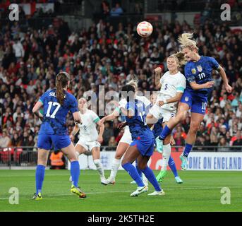 LONDRA INGHILTERRA - OTTOBRE 07:L-R Rachel Daly (Houston Dash) d'Inghilterra Donne e Lindsey Horan (Lione) degli Stati Uniti durante la Women's International friendly Matc Foto Stock