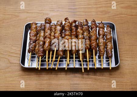 Spiedini di pollo alla griglia ( Tori Kawa Yakitori ), cibo giapponese isolato su sfondo bianco Foto Stock