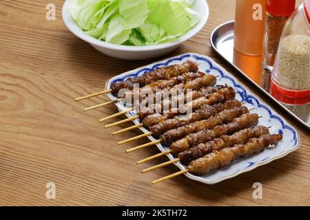 Spiedini di pollo alla griglia ( Tori Kawa Yakitori ), cibo giapponese Foto Stock