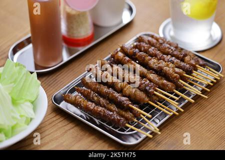 Spiedini di pollo alla griglia ( Tori Kawa Yakitori ), cibo giapponese Foto Stock