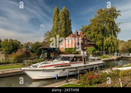 Sonning Lock è un pittoresco lucchetto e associato weir sul Tamigi, nel villaggio di Sonning vicino a Reading, nel Berkshire. Ricostruito tre volte il peccato Foto Stock