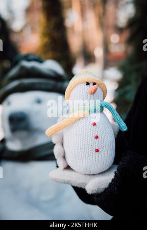 Pupazzo di neve lavorato a mano decorativo da donna Foto Stock