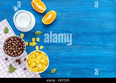 Cornflakes salutari con frutta a colazione, vista dall'alto Foto Stock