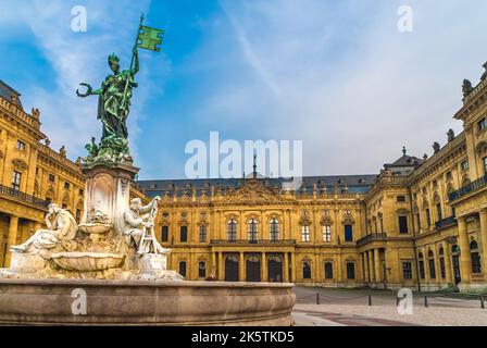 Vista ravvicinata della fontana monumentale Frankoniabrunnen nel cortile, racchiusa dalle ali laterali del Würzburg Residence. Sullo sfondo è... Foto Stock