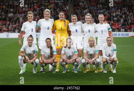 LONDRA INGHILTERRA - Ottobre 07: Inghilterra prima del calcio di inizio Back Row:- Rachel Daly (Houston Dash) dell'Inghilterra Donne Millie Bright (Chelsea) dell'Inghilterra WO Foto Stock