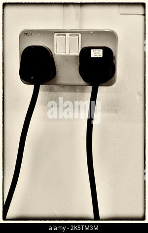 13 a si inserisce nelle prese elettriche Foto Stock