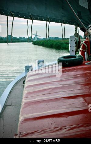 thurne mulino dal ponte di vela vintage wherry albion norfolk broads inghilterra Foto Stock