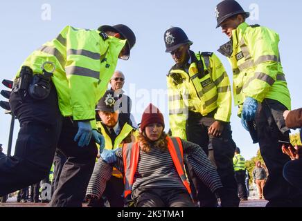 Londra, Inghilterra, Regno Unito. 10th Ott 2022. La polizia arresta un attivista Just Stop Oil che ha bloccato il Mall vicino a Buckingham Palace, mentre il gruppo di azione sul clima continua le sue proteste quotidiane chiedendo che il governo britannico smetta di rilasciare nuove licenze per il petrolio e il gas. (Credit Image: © Vuk Valcic/ZUMA Press Wire) Foto Stock