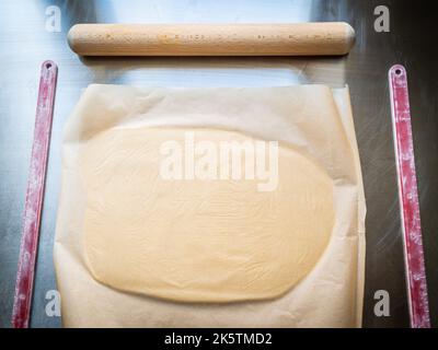 primo piano della foto dettaglio delle mani lavorare un impasto per fare una torta , sfondo Foto Stock