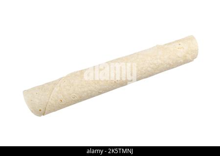 tortillas di grano rotondo primo piano isolato su sfondo bianco, pita pane ritorto in tubo Foto Stock