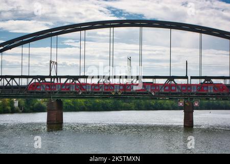 Francoforte sul meno, Germania - viaggio in treno a Francoforte sul vecchio ponte di acciaio Foto Stock
