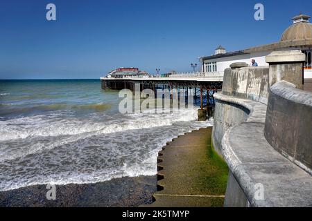 il mare del nord si gonfia rotolando in sotto il molo cromer cromer nord norfolk inghilterra Foto Stock