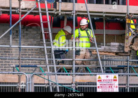 Preston Dryliners, muratori stanno installando Woodward Lewis Antique facing Brick. Rivestimento in pietra coursed Weather-ored rustici blocchi grigi, per coprire Proctor Wraptite una soluzione unica esterna ermetica, che è permeabile al vapore, ma ermetica; membrana e isolamento sul cantiere. Morar New Build Care Home, semplicemente Regno Unito. Costruzione di vie di navigazione a Preston, Regno Unito Foto Stock