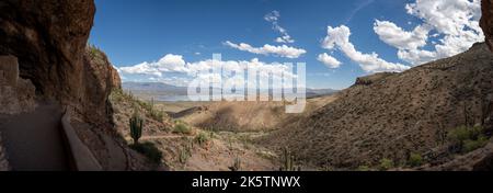 Una vista panoramica di un sentiero all'interno di una valle nella Tonto National Forest, Arizona Foto Stock