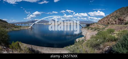 Una vista panoramica del Roosevelt Lake Bridge all'interno della Tonto National Forest, Arizona Foto Stock