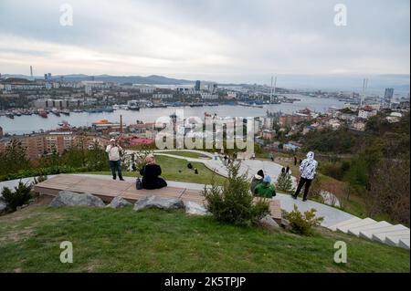 VLADIVOSTOK, RUSSIA - 9 OTTOBRE 2022: Parco di Nagornyy. Spazio pubblico contemporaneo. Foto Stock