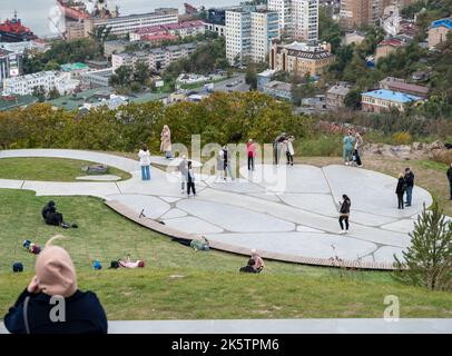 VLADIVOSTOK, RUSSIA - 9 OTTOBRE 2022: Parco di Nagornyy. Spazio pubblico contemporaneo. Foto Stock