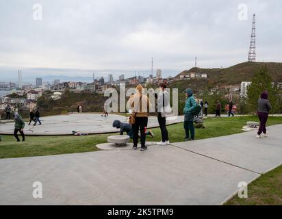 VLADIVOSTOK, RUSSIA - 9 OTTOBRE 2022: Parco di Nagornyy. Spazio pubblico contemporaneo. Foto Stock