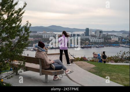 VLADIVOSTOK, RUSSIA - 9 OTTOBRE 2022: Parco di Nagornyy. Spazio pubblico contemporaneo. Foto Stock