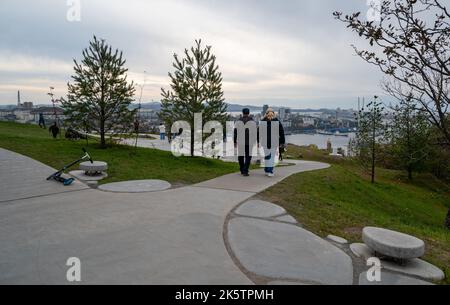 VLADIVOSTOK, RUSSIA - 9 OTTOBRE 2022: Parco di Nagornyy. Spazio pubblico contemporaneo. Foto Stock