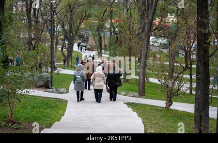 VLADIVOSTOK, RUSSIA - 9 OTTOBRE 2022: Parco di Nagornyy. Spazio pubblico contemporaneo. Foto Stock