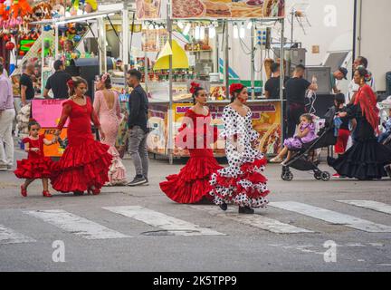 Donne in abiti tradizionali di flamenco durante la feria annuale a Fuengirola nel sud della Spagna. Costa del Sol. Foto Stock